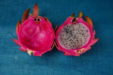 mavi arka planda taze ejderha meyvesi