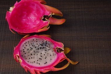 Tahta arka planda taze ejderha meyvesi