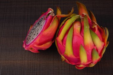 Tahta arka planda taze ejderha meyvesi