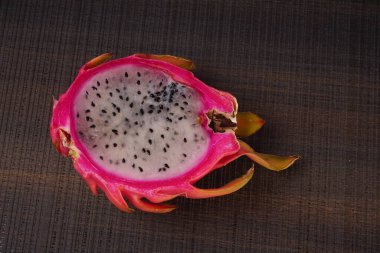 Tahta arka planda taze ejderha meyvesi