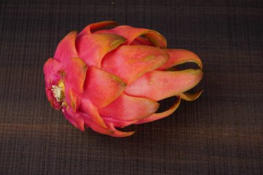 Tahta arka planda taze ejderha meyvesi