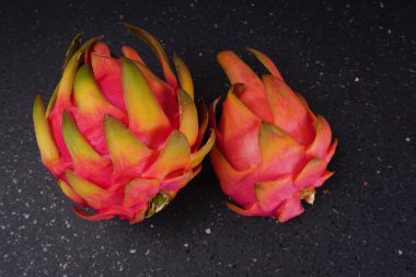 Koyu mermer arkaplanda taze ejderha meyvesi