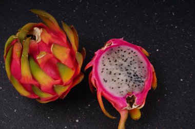 Koyu mermer arkaplanda taze ejderha meyvesi