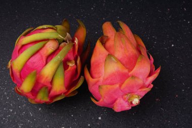 Koyu mermer arkaplanda taze ejderha meyvesi