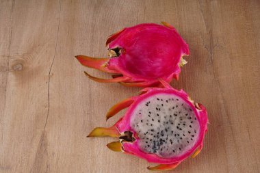 Tahta arka planda taze ejderha meyvesi