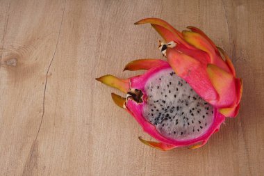 Tahta arka planda taze ejderha meyvesi