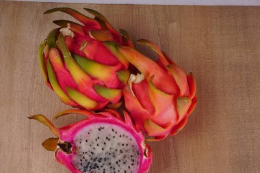 Tahta arka planda taze ejderha meyvesi