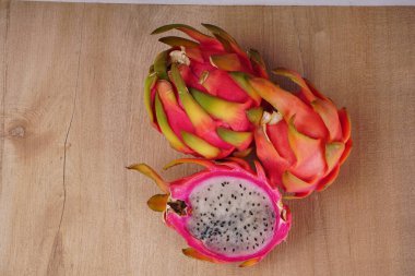 Tahta arka planda taze ejderha meyvesi