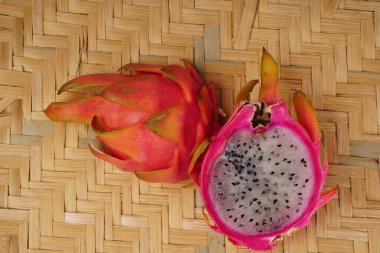 Sağlıklı ejderha meyveleri veya arka planda izole edilmiş pitaya.