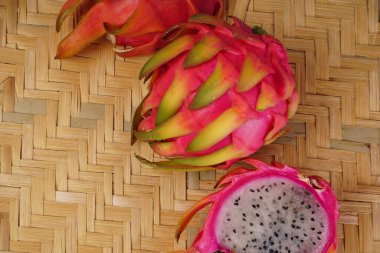 Sağlıklı ejderha meyveleri veya arka planda izole edilmiş pitaya.