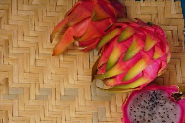 Sağlıklı ejderha meyveleri veya arka planda izole edilmiş pitaya.