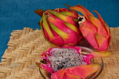 Sağlıklı ejderha meyveleri veya arka planda izole edilmiş pitaya.