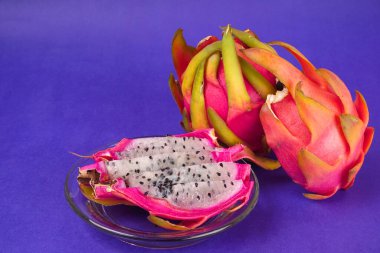 mavi arka planda taze ejderha meyvesi