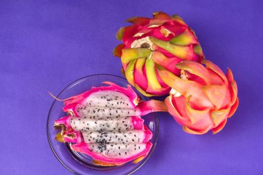 mavi arka planda taze ejderha meyvesi