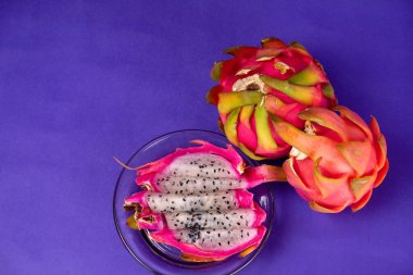 mavi arka planda taze ejderha meyvesi