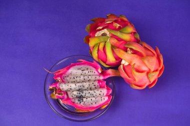 mavi arka planda taze ejderha meyvesi