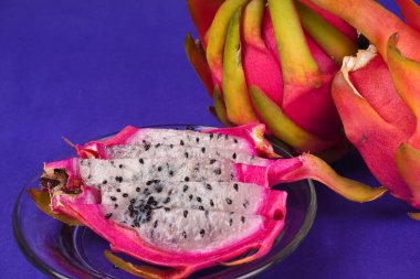 mavi arka planda taze ejderha meyvesi