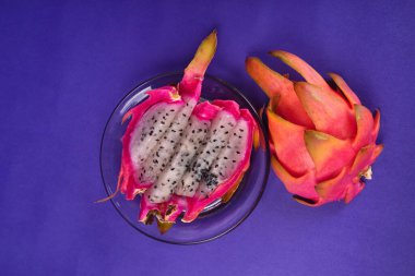 mavi arka planda taze ejderha meyvesi