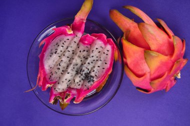 mavi arka planda taze ejderha meyvesi