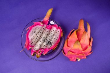 mavi arka planda taze ejderha meyvesi