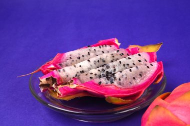 mavi arka planda taze ejderha meyvesi