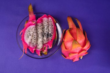 mavi arka planda taze ejderha meyvesi