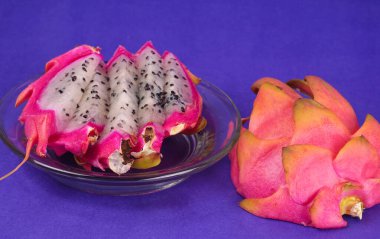 mavi arka planda taze ejderha meyvesi