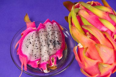 mavi arka planda taze ejderha meyvesi