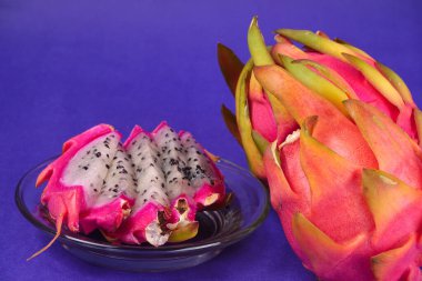 mavi arka planda taze ejderha meyvesi