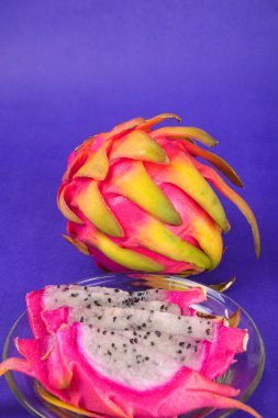 mavi arka planda taze ejderha meyvesi