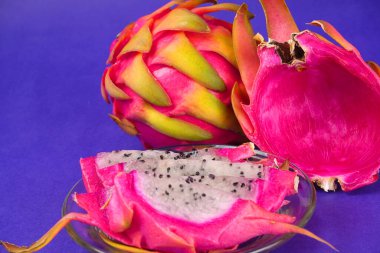 mavi arka planda taze ejderha meyvesi