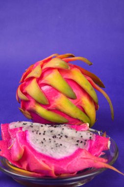 mavi arka planda taze ejderha meyvesi