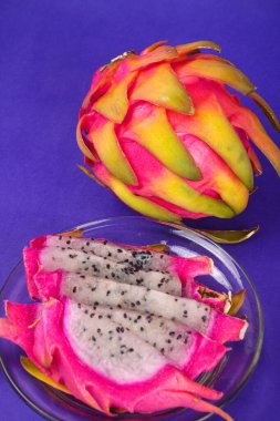 mavi arka planda taze ejderha meyvesi