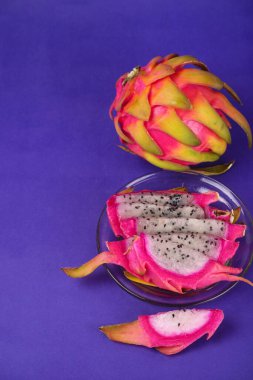 mavi arka planda taze ejderha meyvesi