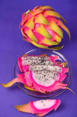 mavi arka planda taze ejderha meyvesi