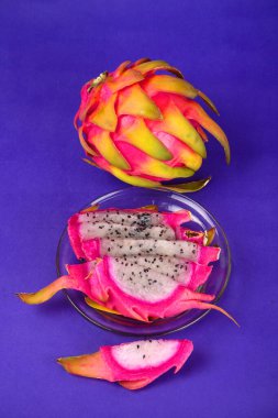 mavi arka planda taze ejderha meyvesi