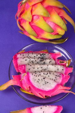 mavi arka planda taze ejderha meyvesi