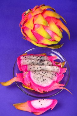 mavi arka planda taze ejderha meyvesi