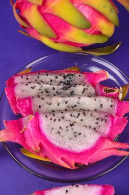 mavi arka planda taze ejderha meyvesi