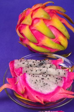 mavi arka planda taze ejderha meyvesi