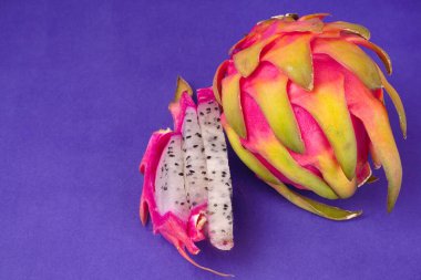 mavi arka planda taze ejderha meyvesi