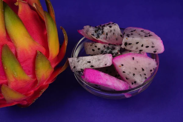 Sağlıklı ejderha meyveleri veya arka planda izole edilmiş pitaya.