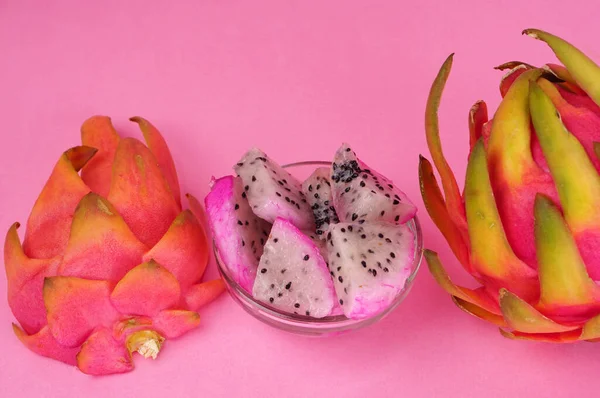 Pembe arka planda taze ejderha meyvesi