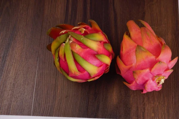 Tahta arka planda taze ejderha meyvesi