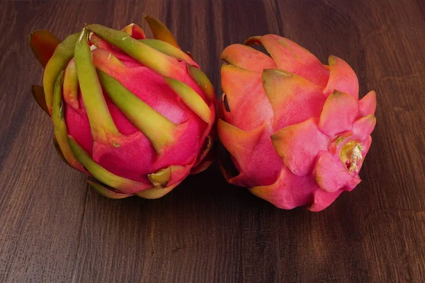 Tahta arka planda taze ejderha meyvesi