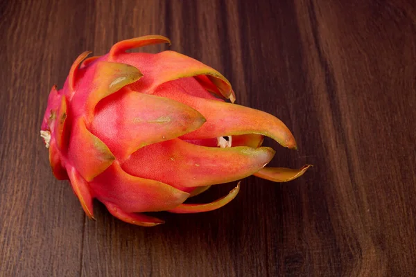 Tahta arka planda taze ejderha meyvesi