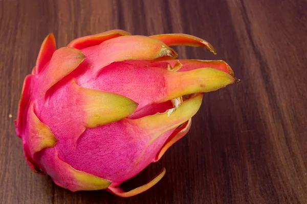 Tahta arka planda taze ejderha meyvesi