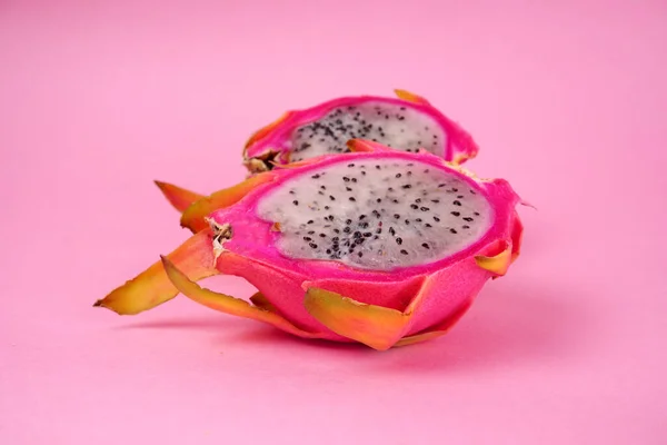 Frische Drachenfrucht Auf Rosa Hintergrund — Stockfoto