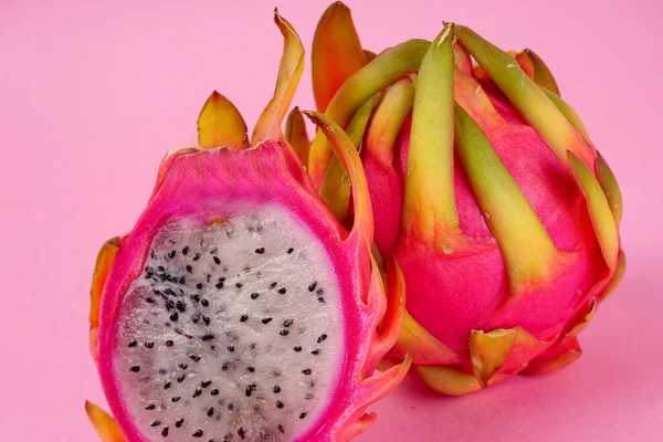 Färsk Drake Frukt Rosa Bakgrund — Stockfoto