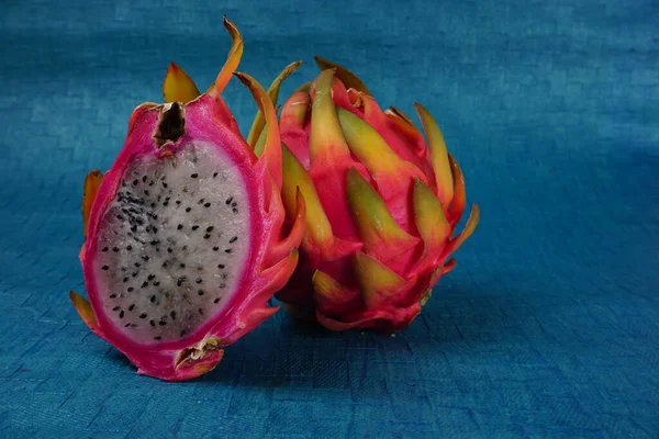 mavi arka planda taze ejderha meyvesi